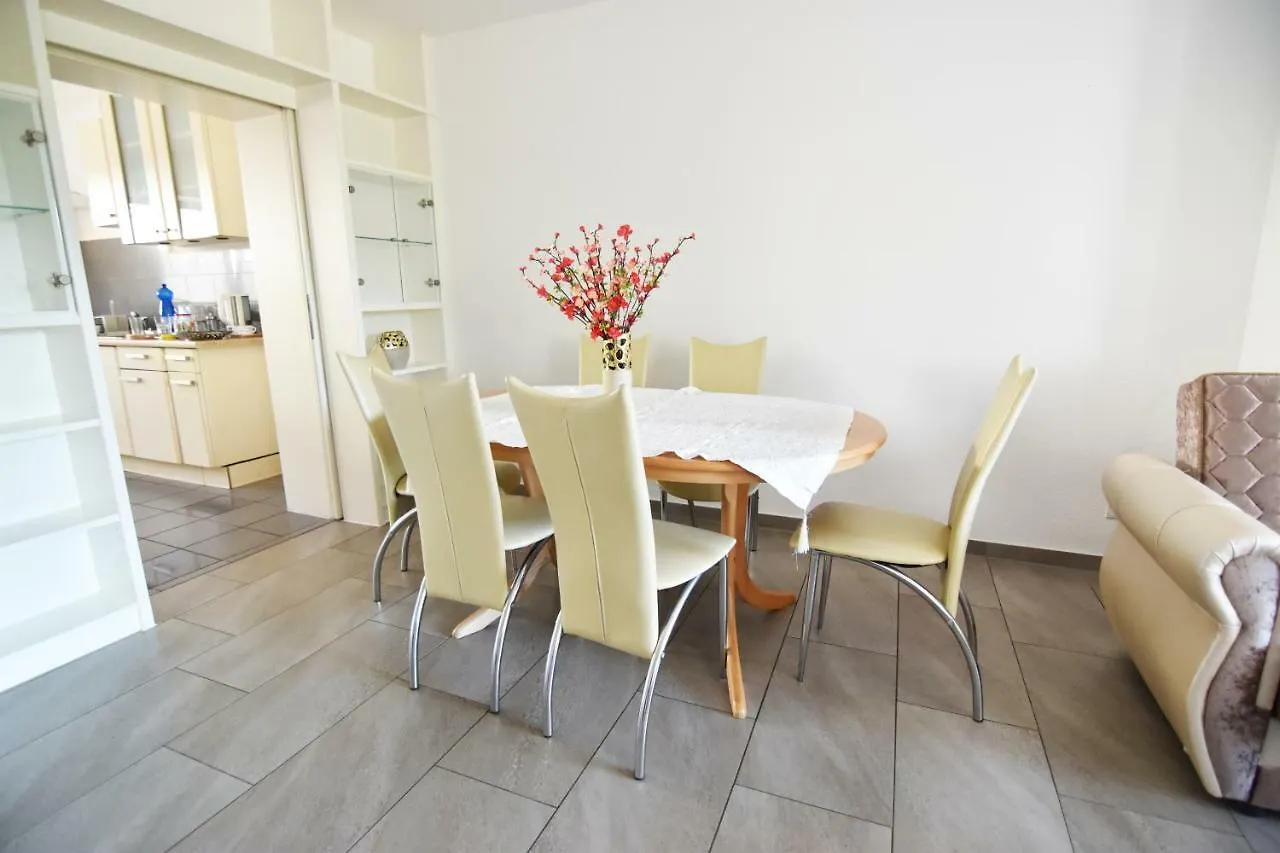 Zeitwohnen Im Schonem Haus Mit Grosser Terrasse In Koln-Rath Cologne
